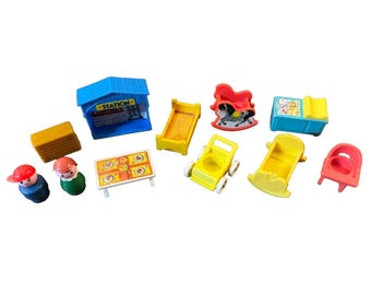 Lote de artículos vintage de Fisher Price Little People: gorro de niño, artículos de bebé y muebles para niña.