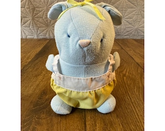 Peluche vintage Eden Floppy Bunny de algodón azul tejido con overol de cuadros vichy de los años 80