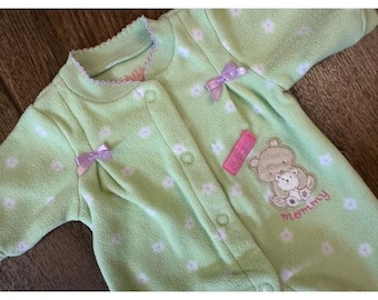 Conjunto de pijama vintage para bebé niña prematura de Carters, de felpa, con el lema "I Love Mommy" y pliegues estilo Y2K.