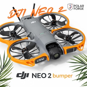 以下が含まれることがあります： オレンジ色のプロペラガードが付いたグレーのDJI Neo 2ドローン。 ドローンには4つのプロペラと前面にカメラがあります。 「DJI NEO 2」の文字はオレンジ色で、「DJI NEO 2 bumper」は白色です。