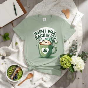 Irlandzka koszulka „I Was Back In Bed”, Dzień Świętego Patryka, 17 marca, Lucky Charm, irlandzki humor, irlandzka duma, kofeina, kubek espresso, Java Junkie.