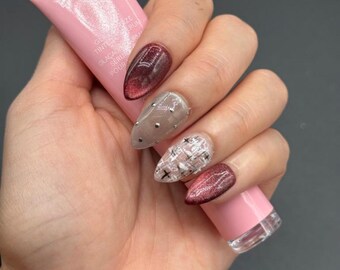 Juego de uñas postizas en cromo burdeos / Rejilla de terciopelo / Textura de tweed y transparencia gris