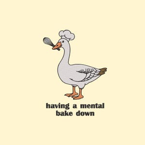 Könnte beinhalten: Eine Cartoon-Gans mit Kochmütze und Schneebesen im Schnabel. Die Gans ist weiß mit grauen Schattierungen und orangefarbenen Füßen. Der Text "having a mental bake down" steht darunter in schwarzer Schrift.