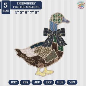 Może przedstawiać: Plik haftu dla maszyny z wzorem gęsi patchworkowej. Gęś ma dużą kokardę i jest wykonana z różnych wzorzystych tkanin. Obraz zawiera tekst "EMBROIDERY FILE FOR MACHINE" oraz opcje rozmiaru od 10.16cm do 20.32cm.