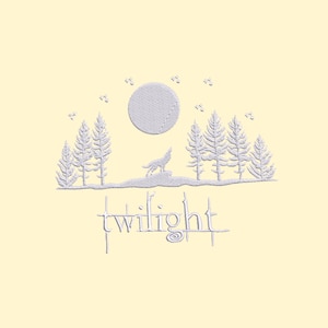 Puede incluir: Diseño bordado sobre un fondo amarillo claro. El diseño presenta un lobo aullando, árboles, una luna llena y la palabra "twilight" en una fuente estilizada. El diseño es blanco.