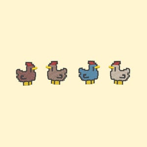 Puede incluir: Cuatro diseños de pollos pixelados en marrón, beige, azul y gris, cada uno con una cresta roja, pico amarillo y patas amarillas. Los pollos están bordados sobre un fondo amarillo claro. El diseño recuerda a los gráficos de videojuegos retro.