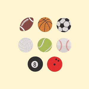 Può includere: Un assortimento di palloni sportivi ricamati, tra cui un pallone da football americano, basket, calcio, pallavolo, tennis, baseball, palla 8 e palla da bowling. Ogni palla ha un design e un colore diversi.