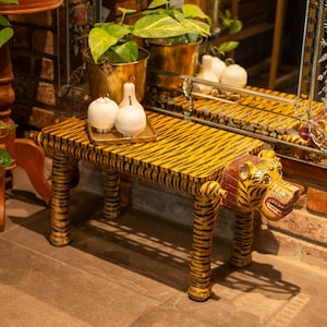 Puede incluir: Un juego de tres tazas de cerámica con un acabado moteado y mate. Las tazas son de color crema, marrón claro y marrón oscuro. Cada taza tiene un diseño simple y minimalista.