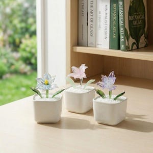 以下が含まれることがあります： 黒い持ち手と「But First, Coffee」の文字が黒い手書き風フォントで書かれた白いセラミックマグ。マグカップは白い表面に置かれています。