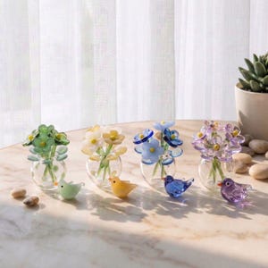 Fleur miniature en verre soufflé à la main dans un vase avec figurine d'oiseau, petite décoration florale, joli ornement de bureau, cadeau de fête des mères, style Murano