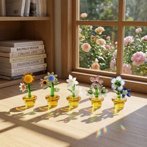 Könnte beinhalten: Rustikales Holzschild mit dem handgeschriebenen Text "Welcome to our home". Das Schild hat eine verwitterte Oberfläche und ein schlichtes, einladendes Design, perfekt für den Eingangsbereich.