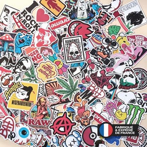 Może przedstawiać: Kolekcja różnorodnych naklejek winylowych z grafikami popkulturowymi, logo, postaciami z kreskówek i napisami, takimi jak Rock N Roll, Ramones, Pringles i Chupa Chups, z małą francuską flagą oraz napisem Fabriqué & Expédié de France.