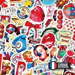 Può includere: Una collezione di adesivi colorati con varie illustrazioni in stile retrò, tra cui un telefono a disco blu, un fiocco rosso, un lampone, Paperino, un orsacchiotto, ciliegie, un'insegna per la colazione e un cucchiaio blu.