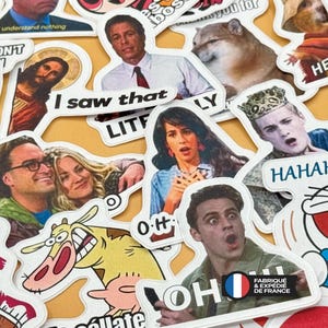 Puede incluir: Una colección de pegatinas de vinilo troqueladas que presentan varios personajes de la cultura pop, memes de internet y personalidades de programas de televisión, incluyendo una vaca de dibujos animados y una persona sorprendida.
