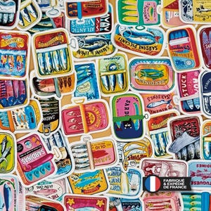 Könnte beinhalten: Eine Sammlung bunter Aufkleber in Form von Sardinendosen mit verschiedenen grafischen Designs, Fischillustrationen und Textbeschriftungen, die in einem dichten, überlappenden Muster über das gesamte Bild angeordnet sind.