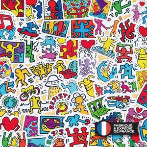 Può includere: Una collezione di adesivi colorati con figure iconiche in stile Keith Haring in varie pose, tra cui danzanti, che tengono cuori e vanno in bicicletta. Il design include una piccola etichetta nera con il testo FABRIQUÉ & EXPÉDIÉ DE FRANCE.