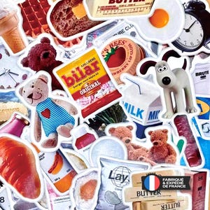 Può includere: Una collezione di adesivi assortiti con varie illustrazioni tra cui un orsacchiotto con maglietta a righe, un cane, un cartone del latte, un sacchetto di caramelle Bilar, un cornetto, un uovo al tegamino, un orologio e burro.