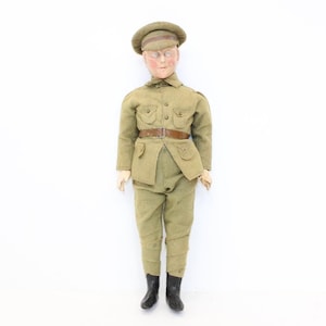 Muñeco soldado antiguo de la Primera Guerra Mundial. Militar inglés con uniforme, cartón cocido y papel maché.