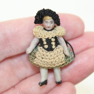 Ancien allemand Carl Horn miniature Hertwig poupée en biscuit en biscuit, robe originale articulée et bonnet 4 cm image 5