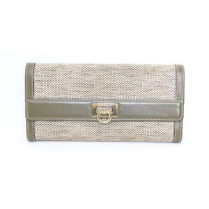 Monedero vintage Salvatore Ferragamo en piel verde oliva y tejido.