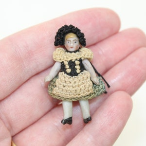 Ancien allemand Carl Horn miniature Hertwig poupée en biscuit en biscuit, robe originale articulée et bonnet 4 cm image 3