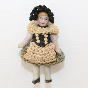 Ancien allemand Carl Horn miniature Hertwig poupée en biscuit en biscuit, robe originale articulée et bonnet 4 cm image 2