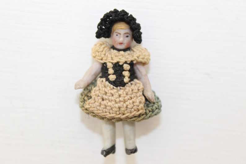 Ancien allemand Carl Horn miniature Hertwig poupée en biscuit en biscuit, robe originale articulée et bonnet 4 cm image 2