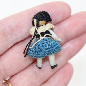 Ancien allemand Carl Horn miniature Hertwig poupée en biscuit en biscuit, robe originale articulée et bonnet 4 cm image 4