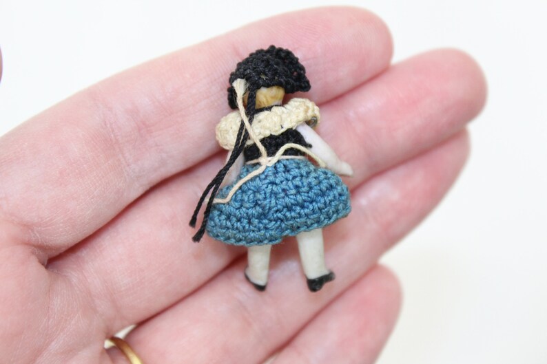 Ancien allemand Carl Horn miniature Hertwig poupée en biscuit en biscuit, robe originale articulée et bonnet 4 cm image 4