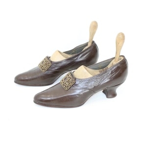 Antique 1920s shoes brown leather heels with fancy buckle original wooden shoe trees inside