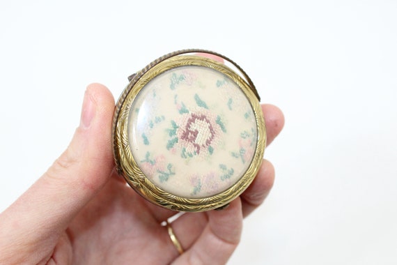 Vintage 1950s Kigu basket bouquet powder compact … - image 9