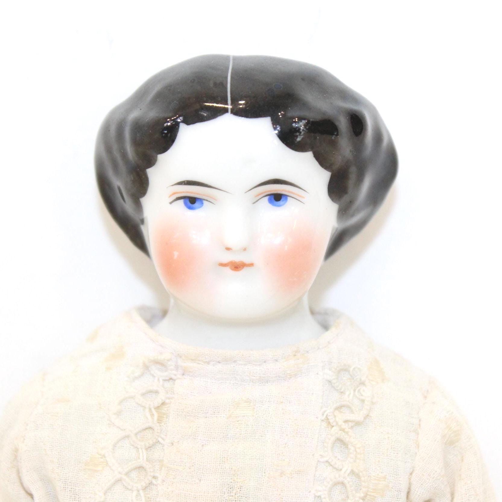 ANCIENNE POUPÉE BLONDE. Tête, mi bras et bas de jambes en porcelaine