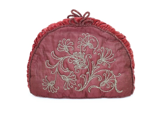 Une carte avec des roses rouges et des paillettes dorées | Image