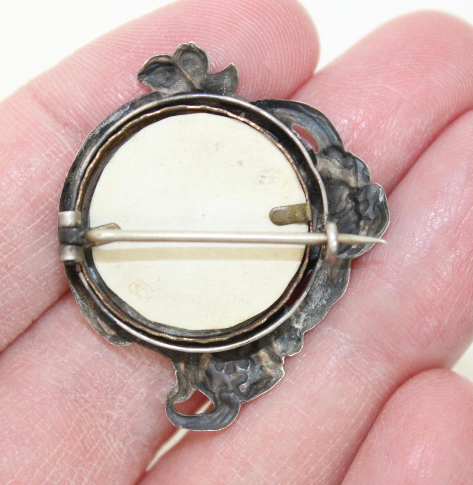 Broche Porte-Photo Vintage Style Art Nouveau - Décor Floral Avec Portrait Garçon Noir & Blanc - Occasion