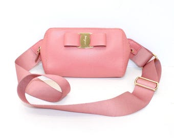 Riñonera o bolso bandolera de piel rosa de Salvatore Ferragamo, bolso de diseño Vara con lazo.