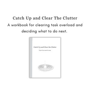Könnte beinhalten: Ein weißes Arbeitsbuch mit dem Titel "Catch Up and Clear The Clutter" und dem Untertitel "Quiet the mental noise". Das Cover zeigt ein Wassertropfen-Design. Der Text oben lautet: "Ein Arbeitsbuch zum Abbau von Aufgabenüberlastung und zur Entscheidung, was als Nächstes zu tun ist."