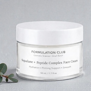 Puede incluir: Un frasco de vidrio transparente de Crema Facial Formulation Club Squalane + Peptide Complex con tapa blanca. La etiqueta incluye el texto "Hidratación, Soporte Firme, Suave" y "50 ml / 1.7 fl oz".