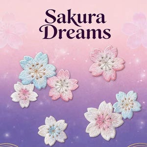 Könnte beinhalten: Die Abbildung zeigt gestickte Kirschblüten in Rosa, Weiß und Blau, vor einem Farbverlauf aus Rosa, Lila und Blau. Der Text "Sakura Dreams" ist oben zu sehen.