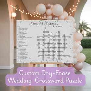 Może przedstawiać: Niestandardowa, suchościeralna krzyżówka ślubna na sztaludze. Układanka jest biała z czarnym tekstem i kwiatowym wzorem. Nazwiska "Casey and Stephanie" znajdują się na górze. Układanka jest wyświetlana na tle balonów.