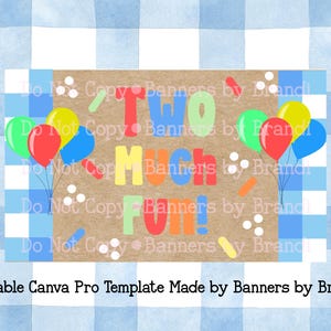 Può includere: Striscione di compleanno con le parole "TWO MUCH FUN!" in lettere colorate. Lo striscione ha uno sfondo marrone con palloncini e coriandoli colorati. Lo striscione è posto su uno sfondo a scacchi blu e bianco.