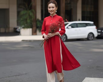 Ao dai rojo tradicional vietnamita para mujer, combinado con pantalones anchos de seda, diseño minimalista clásico, ideal para bodas y fiestas, estilo femenino, hecho a medida.