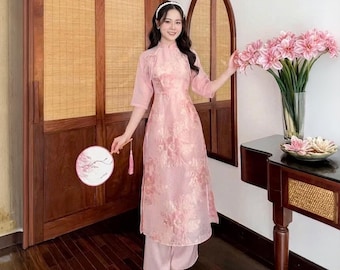 Nowoczesna jedwabna brokatowa sukienka ao dai dopasowana do sylwetki w stylu wietnamskim, z czterema klapami i perłowymi detalami, elegancka, wysoka, luksusowa damska sukienka tet, ręcznie robiona