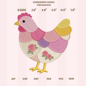 Può includere: Un disegno di ricamo per macchina con un pollo colorato. Il disegno include varie dimensioni, da 9,9 cm a 20,1 cm, ed è composto da toppe rosa, viola e gialle. Il disegno include anche rose.