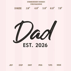 Könnte beinhalten: Schwarzes Stickdesign für die Stickmaschine mit dem Wort "Dad" in Schreibschrift und "EST. 2026" darunter. Das Design bietet Größen von 9.9 cm bis 20.1 cm und die Dateiformate JEF, EXP, DST, PES, VP3 und HUS.