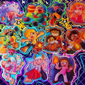 Może przedstawiać: Kolekcja kolorowych breloków akrylowych w stylu anime. Każdy brelok ma unikalny projekt postaci z żywymi kolorami i dynamicznymi pozami. Breloki mają efekt holograficzny i są obrysowane neonową zielenią i różem.