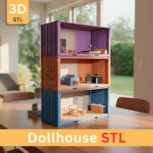 Puede incluir: Una casa de muñecas de tres pisos hecha de contenedores de envío apilados. Cada nivel es de un color diferente: morado, naranja y azul. La casa de muñecas está amueblada con muebles en miniatura. El texto "Dollhouse STL" se muestra en la parte inferior.