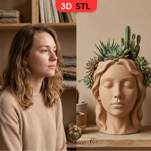 Peut inclure: Un pot de fleurs beige imprimé en 3D en forme de tête humaine avec des yeux fermés et des cheveux ondulés. Le pot est rempli de diverses plantes succulentes et cactus verts. Le texte 3D STL est visible en haut et PLA sur la base.