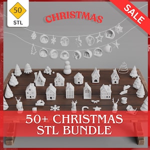 以下が含まれることがあります： 木製の表面に配置された、家、木、装飾品、トナカイなど、白を基調としたクリスマスをテーマにした3Dプリントモデルのコレクション。画像には「CHRISTMAS」と「50+ CHRISTMAS STL BUNDLE」の文字が含まれています。「SALE」バナーが表示されています。