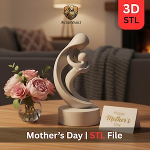 Op de afbeelding: Een witte sculptuur van een moeder en kind, met de tekst "Mother's Day | STL File". Een boeket roze rozen in een glazen vaas en een wenskaart met "Happy Mother's Day" staan ook op de tafel.