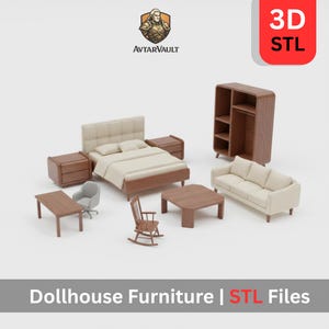 Może przedstawiać: Zestaw miniaturowych mebli do domku dla lalek, w tym łóżko, stoliki nocne, sofa, szafa, stół, fotel bujany i małe biurko z krzesłem. Meble wykonane są z drewna i mają neutralną paletę kolorów. Obraz zawiera tekst "Dollhouse Furniture | STL Files".